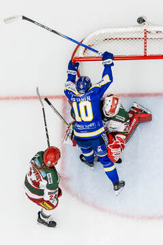 Leksands Kiira Yrjänen och Modos målvakt Andrea Brändli