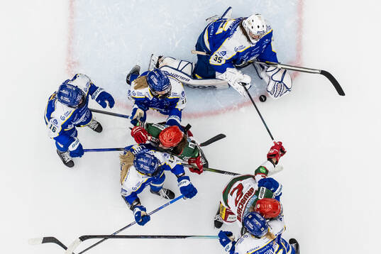 Leksands målvakt Emma Polusny och Leksands Matilda Af Bjur