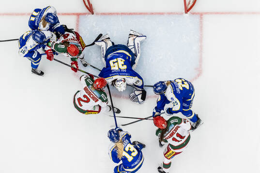 Leksands målvakt Emma Polusny och Modos Alexa Gruschow och