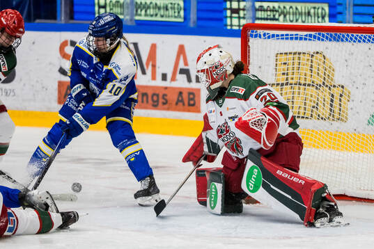 Leksands Kiira Yrjänen och Modos målvakt Andrea Brändli
