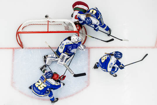 Leksands Nathalie Carlsson Mattila och Leksands målvakt