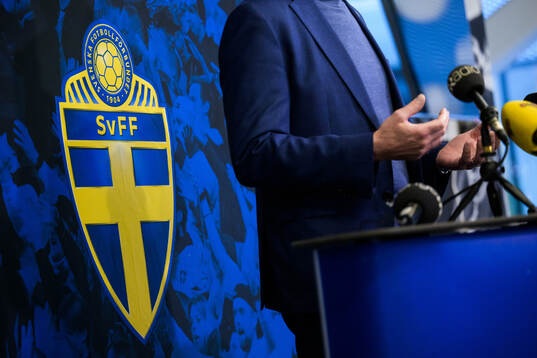 The logo of the Swedish Football Association behind Fredrik