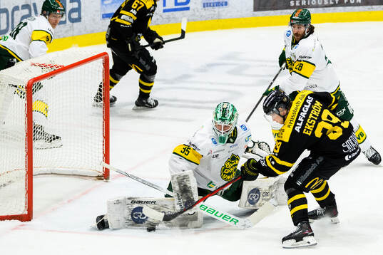 Björklövens målvakt Melker Thelin och Västerås Elias