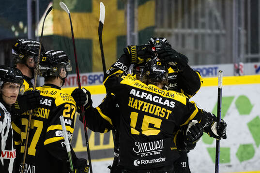 Västerås Jacob Hayhurst jublar med lagkamrater