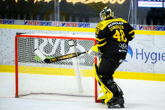 Västerås målvakt Rasmus Korhonen deppar