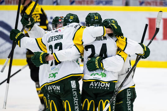 Björklövens Linus Cronholm jublar med lagkamrater