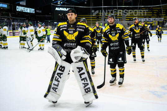 Västerås målvakt Jörgen Hanneborg och Oskar Kvist deppar