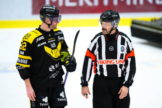 Västerås Kim Rosdahl i diskussion med Domare Daniel