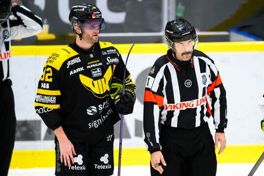 Västerås Kim Rosdahl i diskussion med Domare Daniel
