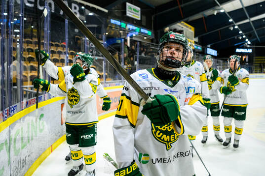 Björklövens Bruno Osmanis jublar