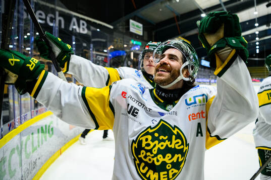 Björklövens Mathew Maione jublar
