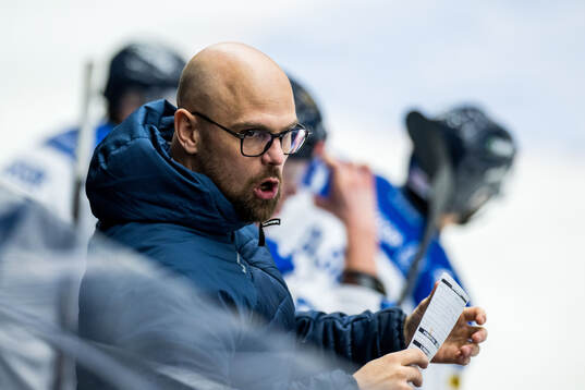 Karlskogas tränare Dennis Hall