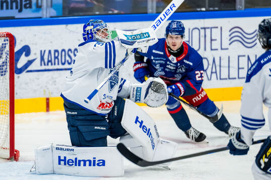 Karlskogas målvakt Lars Volden och Oskarshamns Gustaf