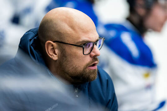 Karlskogas tränare Dennis Hall