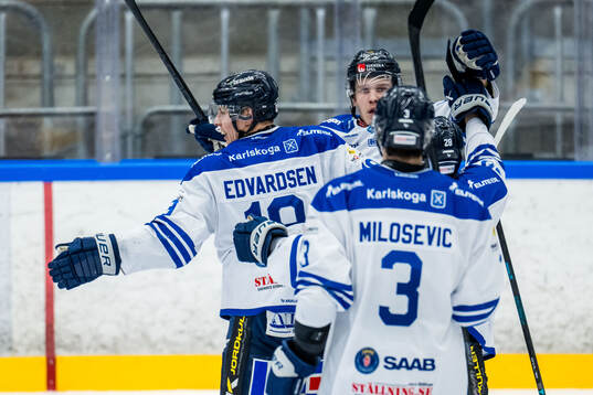 Karlskogas Andre Edvardsen Simen jublar