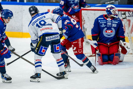 Karlskogas Andre Edvardsen Simen gör här 0-1