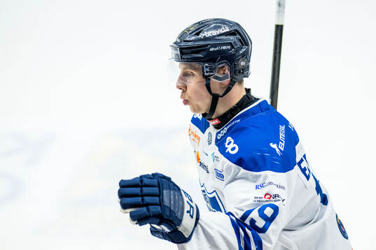 Karlskogas Andre Edvardsen Simen jublar