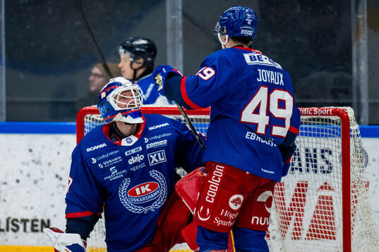 Oskarshamns målvakt Evan Cowley och Michael Joyaux deppar