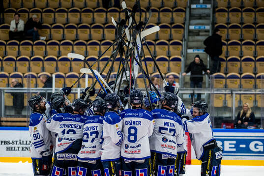 Karlskoga spelare jublar