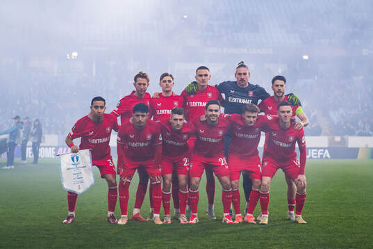 The starting eleven of of Twente pose for a team photo