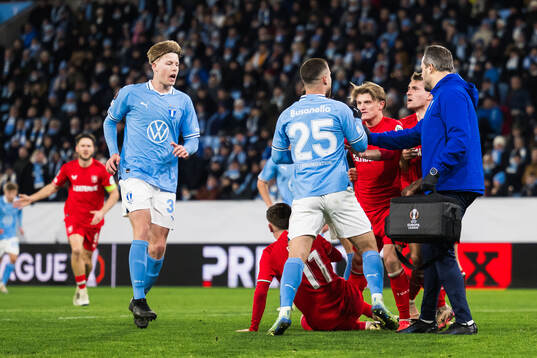 Gabriel Busanello of Malmö FF against Daan Rots and Sem