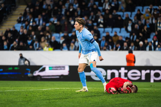 Jens Stryger Larsen of Malmö FF and Michal Sadilek of