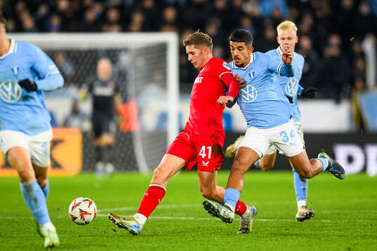 Gijs Besselink of Twente and Zakaria Loukili of Malmö FF