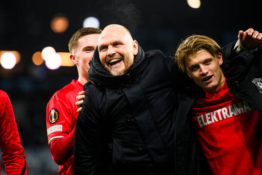Head coach Joseph Oosting of Twente celebrates