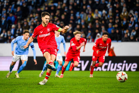 Ricky van Wolfswinkel of Twente scores 1-2
