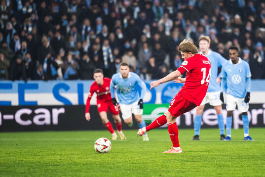Sem Steijn of Twente scores 0-1