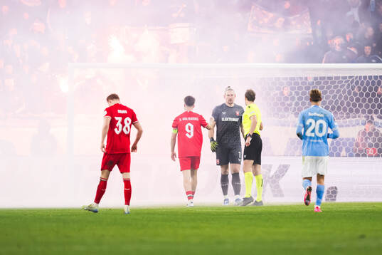 goalkeeper Lars Unnerstall of Twente and Referee Sascha