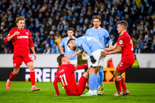 Gabriel Busanello of Malmö FF against Daan Rots of Twente