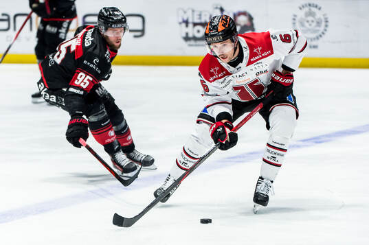 Malmö Redhawks Carl Persson och Örebros Filip Berglund