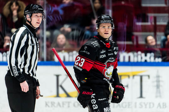 Linjedomare Valtteri Niiranen och Malmö Redhawks