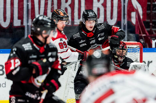 Örebros Patrik Karlkvist och Malmö Redhawks Dominik
