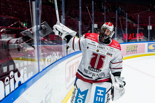 Örebros målvakt Jhonas Enroth jublar