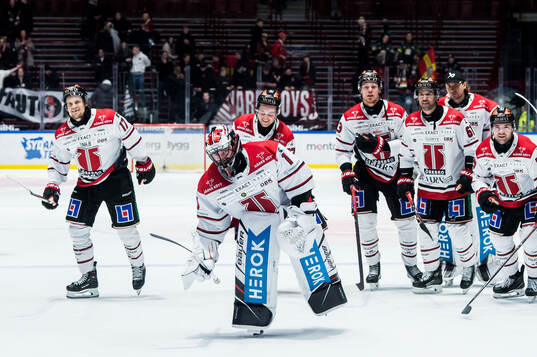 Örebros målvakt Jhonas Enroth jublar
