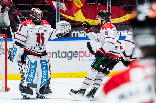 Örebros målvakt Jhonas Enroth och Niklas Nilsson jublar