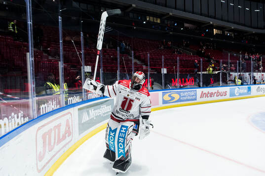 Örebros målvakt Jhonas Enroth jublar