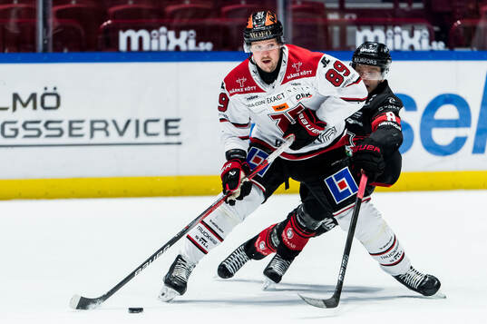 Örebros Patrik Karlkvist och Malmö Redhawks Johan Olofsson