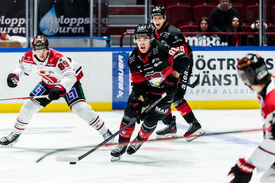 Malmö Redhawks Axel Sundberg och Örebros Patrik Karlkvist