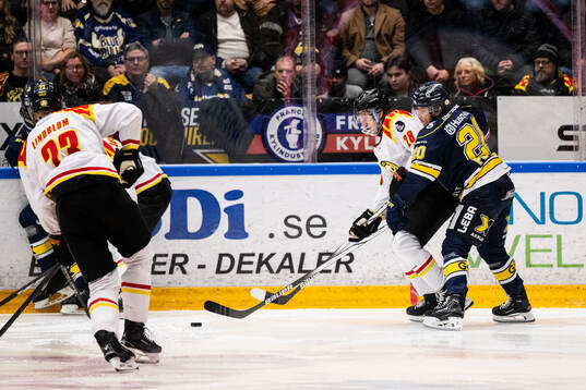 Brynäs Johannes Kinnvall och HV71s Andre Petersson