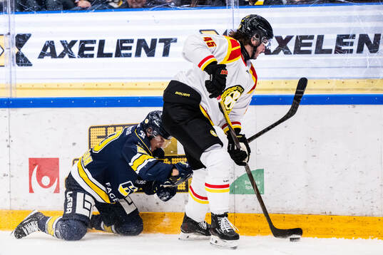 HV71s Andre Petersson och Brynäs Charles-Édouard D'astous
