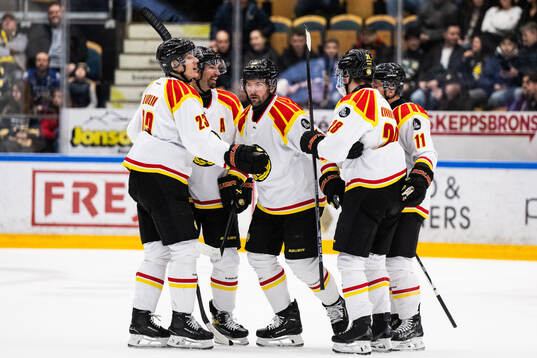Brynäs Simon Bertilsson jublar med lagkamrater