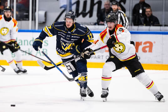 HV71s Isac Brännström och Brynäs Victor Söderström