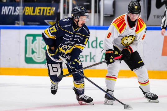 HV71s Isac Brännström  och Brynäs Victor Söderström