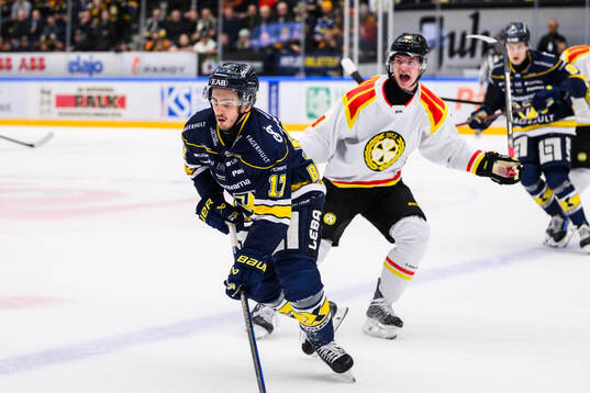 HV71s Isac Brännström  och Brynäs Victor Söderström