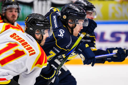 Brynäs Jordan Schroeder och HV71s William Ignberg Nilsson