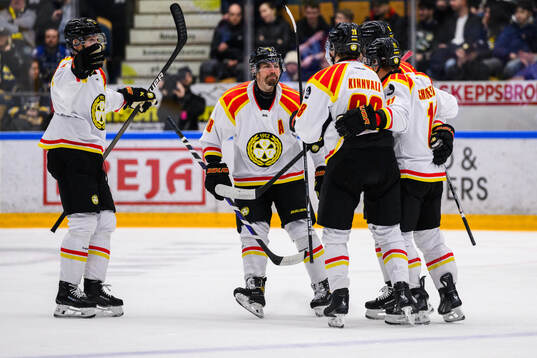 i250123 Brynäs Simon Bertilsson jublar