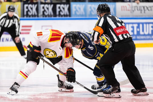 Brynäs Johan Larsson och HV71s Oscar Fisker Molgaard